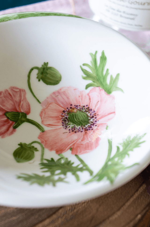 Coupelle en porcelaine peinte à la main, fleurs de pavots rose saumon et bord marbré vert, décoration ou usage quotidien