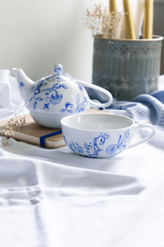 Théière égoïste en porcelaine peinte à la main, création unique pour une pause thé en solo, théière bleue idée cadeau personnalisable