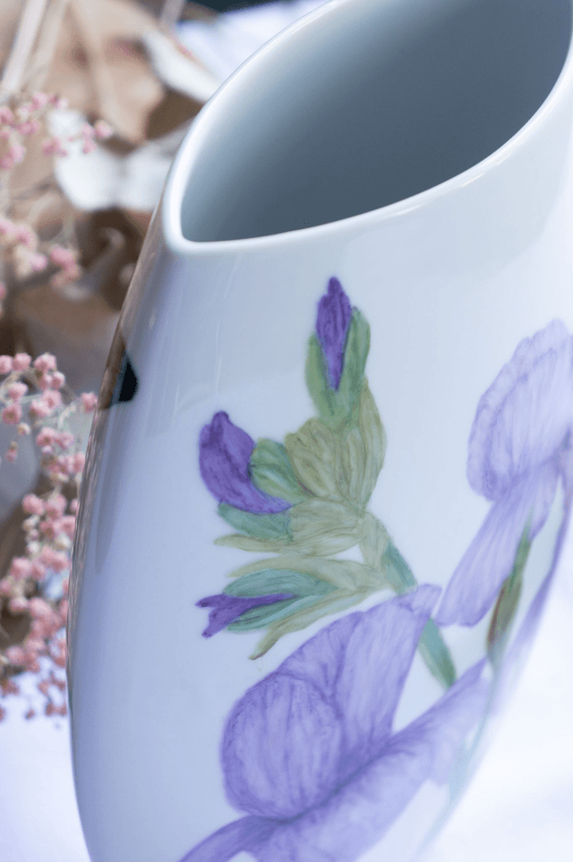 Grand vase en porcelaine de Limoges, forme moderne, objet de décoration élégance florale, création fait-main cadeau de mariage