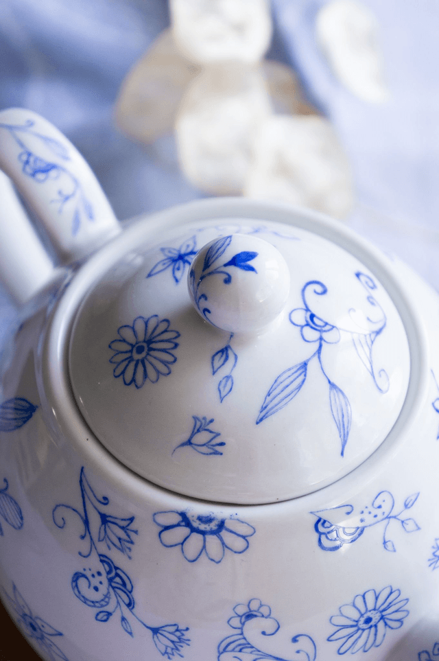 Théière boule en porcelaine fine, décor floral abstrait bleu tracé à la plume, pièce unique peinte à la main , cadeau de Noël