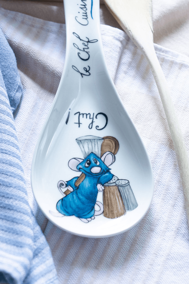 Repose-cuillère en céramique,  "Chut le chef cuisine"  Peint à la main, idée cadeau pour tous inspiration Ratatouille