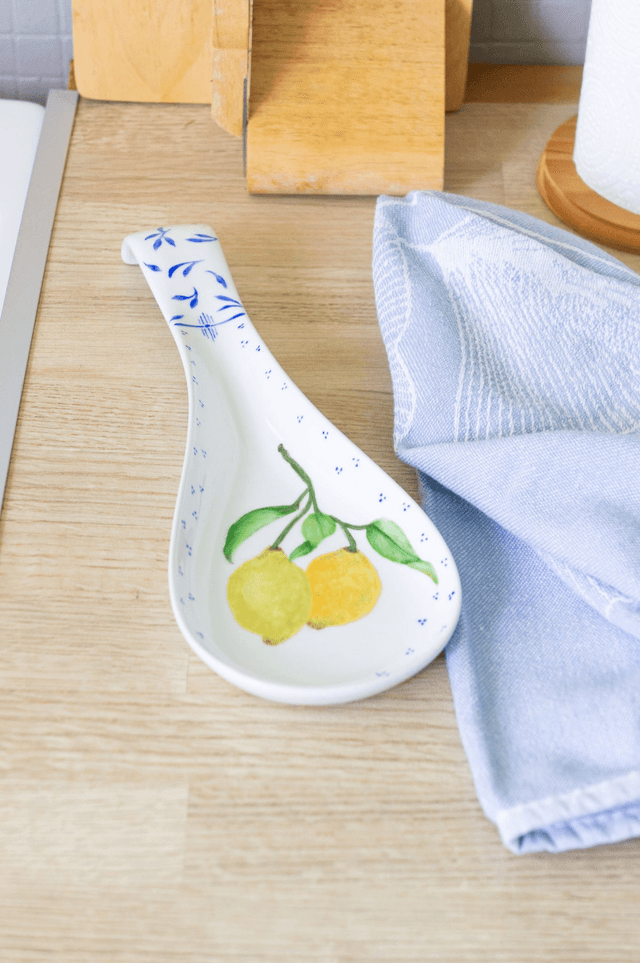 Repose-cuillère en porcelaine, motif citrons peints à la main, style méditerranéen jaune et bleu 